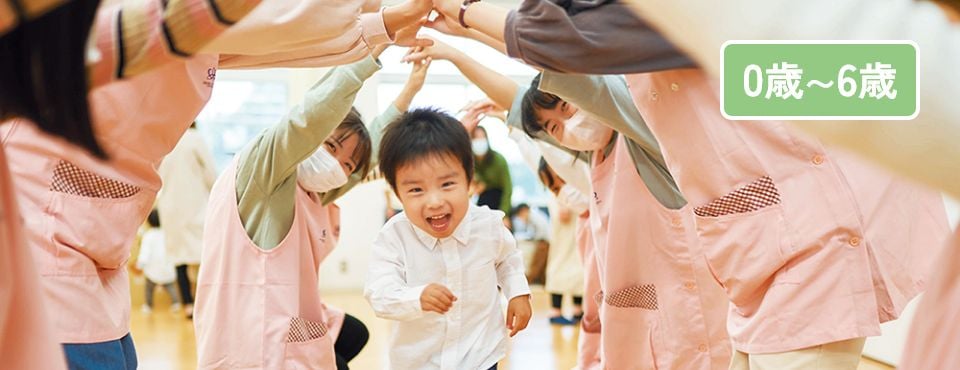 保育体験をする学生