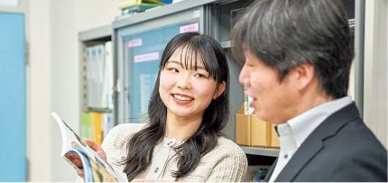 教育学部のゼミ担当と学生
