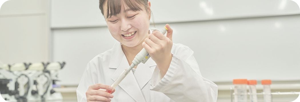 食物栄養を研究する学生