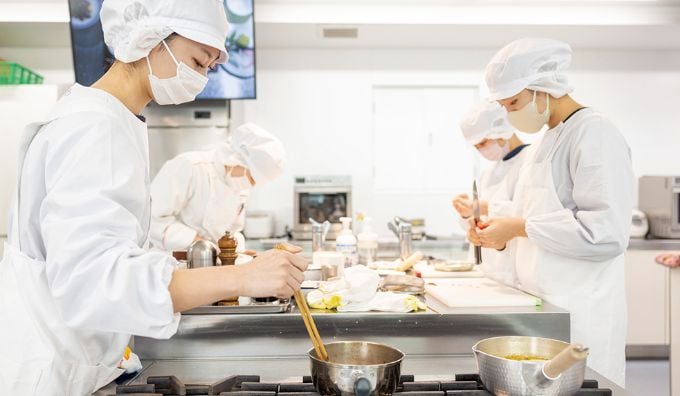 調理をする学生