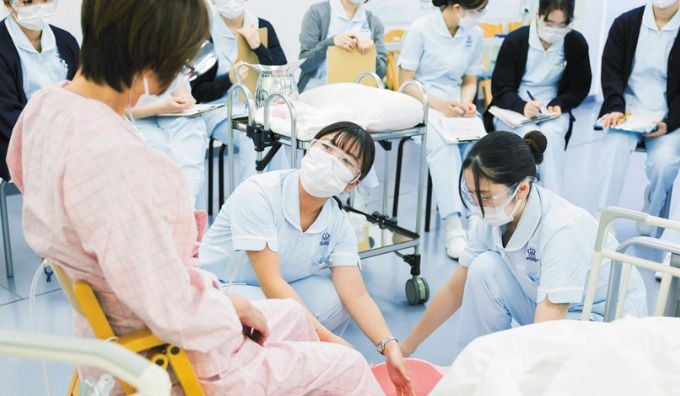 演習する看護学生