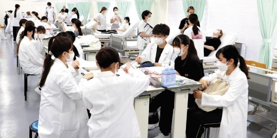 演習する看護学生