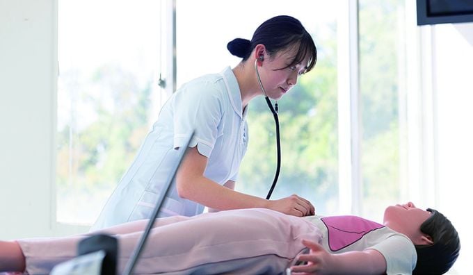 演習する看護学生